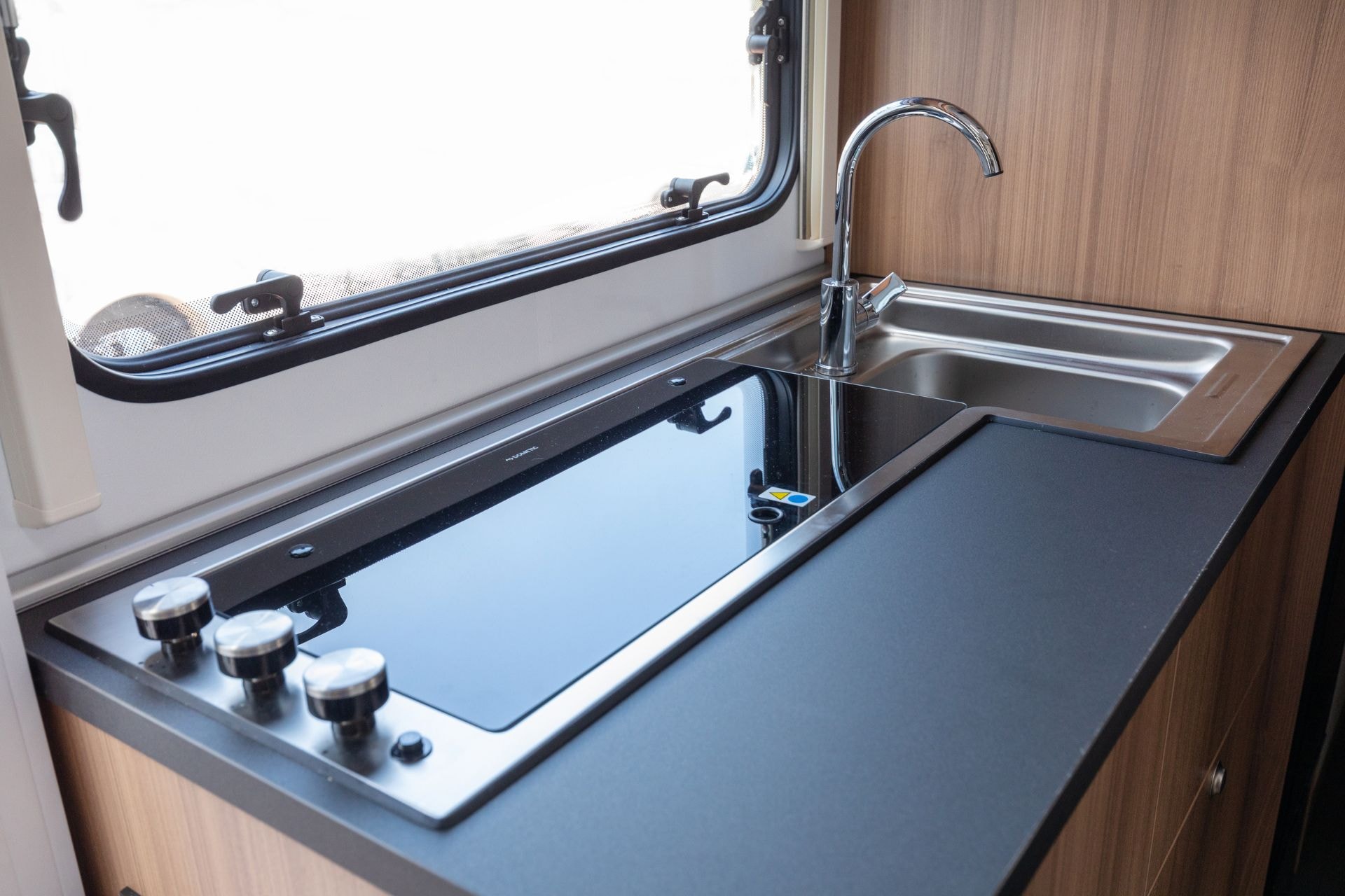 Vochtproblemen in de camper voorkomen? Op tijd de kitnaden camper vervangen